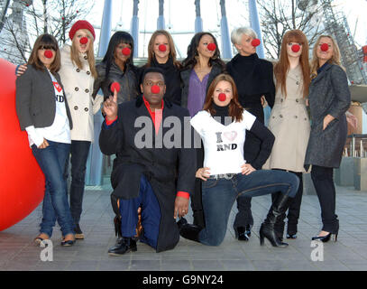 (Oben von links nach rechts) Claudia Winkleman, Fearne Cotton, The Sugababes, Girls Aloud, (unten von links nach rechts) Lenny Henry und Davina McCall während einer Fotokonferenz zum Red Nose Day 2007 am London Eye im Zentrum von London. Stockfoto