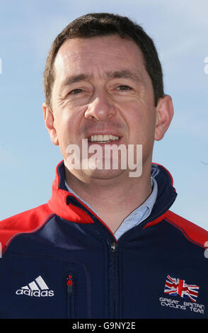 Olympiasieger Chris Boardman, an der Themse neben der Tower Bridge in London, um die heutige Ankündigung der vollständigen Route der diesjährigen Tour de France zu markieren. Stockfoto