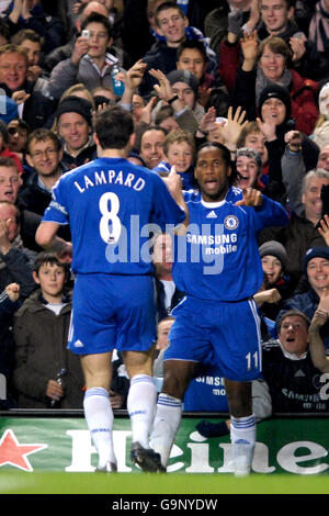 Fußball - FA Barclays Premiership - Chelsea / Blackburn Rovers - Stamford Bridge. Chelseas Didier Drogba (rechts) feiert das Tor zum Eröffnungstreffer. Stockfoto