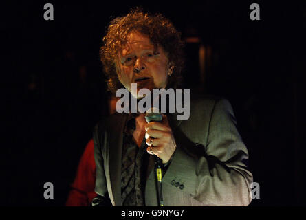 Simply Red live im Ronnie Scott's - London. Mick Hucknall von Simply Red live im Konzert im Ronnie Scott's im Zentrum von London. Stockfoto