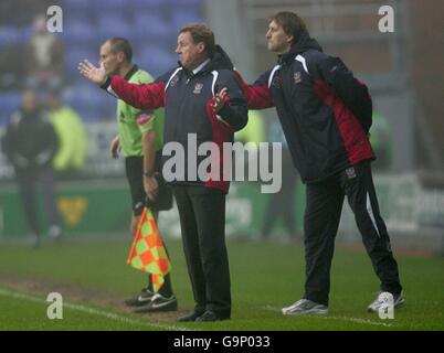 Fußball - FA Barclays Premiership - Wigan Athletic gegen Portsmouth - JJB Stadium. Harry Redknapp, Manager von Portsmouth, und sein Assistent Tony Adams Stockfoto