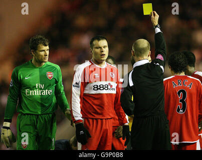 Fußball - FA Barclays Premiership - Middlesbrough / Arsenal - Riverside Stadium. Mark Viduka von Middlesbrough (Mitte) wird während des Barclays Premiership-Spiels im Riverside Stadium, Middlesbrough, gebucht. Stockfoto