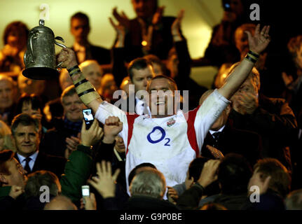 Der englische Kapitän Phil Vickery hält den Kalkutta Cup nach dem Sieg über Schottland beim RBS 6 Nations-Spiel in Twickenham, London, hoch. Stockfoto