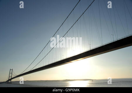 Stock der Humberbrücke. Eine allgemeine Ansicht der Humberbrücke von Hessle Foreshore bei Hull. Stockfoto