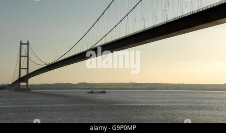 Eine allgemeine Ansicht der Humberbrücke von Hessle Foreshore bei Hull. Stockfoto