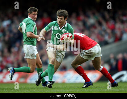 Rugby Union - RBS 6 Nations Championship 2007 - Wales / Irland - Millennium Stadium. Der irische Gordon D'Arcy wird vom walisischen Stephen Jones während des RBS 6 Nations-Spiels im Millennium Stadium, Cardiff, angegangen. Stockfoto