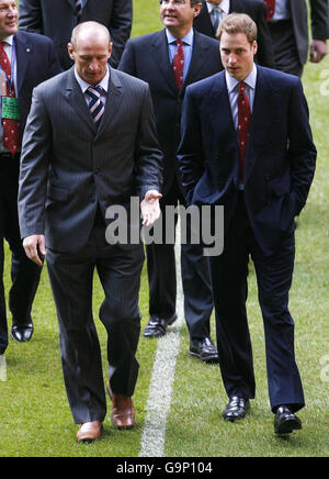 Der walisische Rugby-Spieler Gareth Thomas begleitet Prince William auf dem Spielfeld im Millennium Stadium in Cardiff. Stockfoto