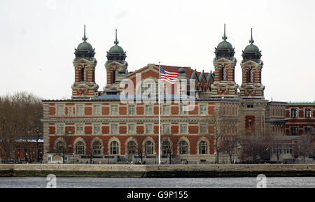 Das wichtigste Einwanderungsgebäude auf Ellis Island im New Yorker Hafen, wo zwischen 1892 und 1954 fast 12 Millionen Menschen durch seine Tore gingen und sich über die Vereinigten Staaten verteilten, in der größten Welle der Massenmigration, die die Welt je gekannt hat. Stockfoto