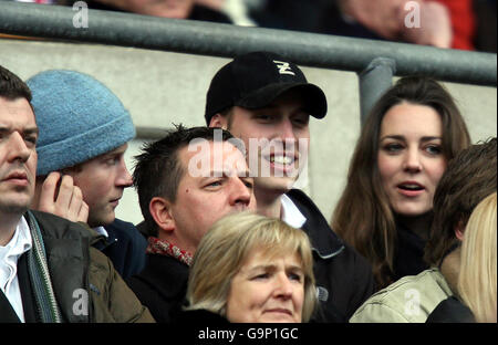 (Von links nach rechts, hintere Reihe) Prinz Harry, Prinz William und William's Freundin Kate Middleton genießen den Rugby, während England Italien in der RBS Six Nations Championship in Twickenham spielt. Stockfoto