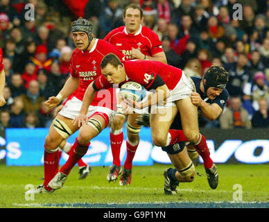 Mark Jones von Wales wird vom Schottlands Simon Taylor (rechts) während des RBS 6 Nations-Spiels im Murrayfield Stadium, Edinburgh, angegangen. Stockfoto