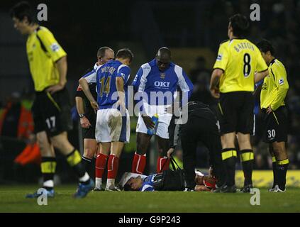 Fußball - FA Barclays Premiership - Portsmouth / Manchester City - Fratton Park. Miguel Pedro Mendes von Portsmouth wird nach einer Herausforderung durch Joey Barton behandelt Stockfoto