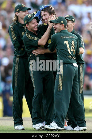 Glenn McGrath (Mitte) feiert mit Teamkollegen, nachdem er das Wicket von Paul Nixon (nicht abgebildet) während des zweiten Finales der Commonwealth Bank Series auf dem Sydney Cricket Ground, Sydney, Australien, gemacht hat. Stockfoto