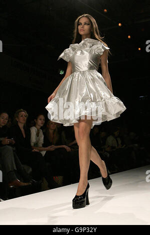 Ein Modell trägt eine Kreation von PPQ aus der Herbst/Winter 2007 Kollektion im BFC Zelt in London. Stockfoto