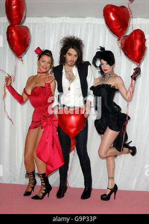 Russell Brand mit den Burlesque-Tänzern (links) Valerie und Valeria bei einer Fotoserie, um die diesjährigen Brit Awards (die morgen, Mittwoch, 14. Februar, stattfinden) im Earls Court im Westen Londons zu lancieren. Stockfoto