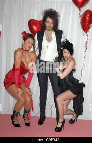 Russell Brand mit den Burlesque-Tänzern (links) Valerie und Valeria bei einer Fotoserie, um die diesjährigen Brit Awards (die morgen, Mittwoch, 14. Februar, stattfinden) im Earls Court im Westen Londons zu lancieren. Stockfoto