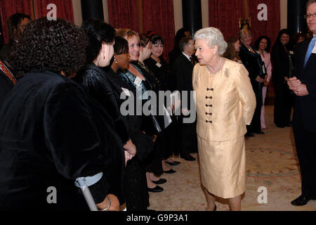 Die britische Königin Elizabeth II. Trifft sich bei einem Empfang im Buckingham Palace mit Mitgliedern des Singing Estate Chors, um die besten Leistungsträger des Landes zu ehren. Stockfoto