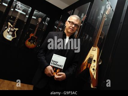 Der legendäre amerikanische Musikproduzent Tony Visconti posiert neben einer 1970 Hoyer Flying Arrow Gitarre, wie sie Marc Bolan bei einer Autogrammstunde für sein Buch "Bowie, Bolan and the Brooklyn Boy" in Harrods im Zentrum von London spielte. Stockfoto