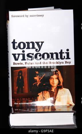 Das Buch des legendären amerikanischen Musikproduzenten Tony Visconti 'Bowie, Bolan and the Brooklyn Boy', in Harrods im Zentrum von London. Stockfoto