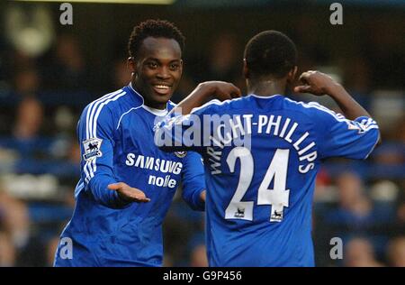 Chelseas Michael Essien (links) lächelt, nachdem er den dritten Treffer seiner Mannschaft erzielt hat, und feiert mit seinem Teamkollegen Shaun Wright-Phillips Stockfoto