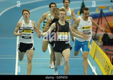 Leichtathletik - IAAF Norwich Union Indoor Grand Prix - National Indoor Arena. Der britische Richard Hill gewinnt das 800-Meter-Rennen Stockfoto