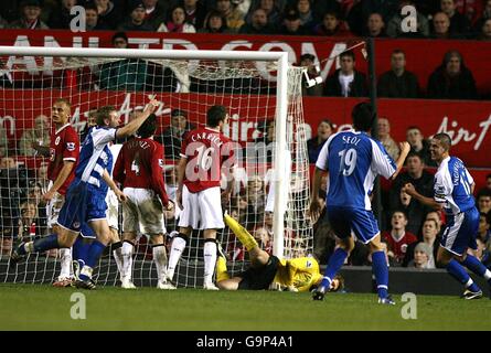 Reading's Brynjar Gunnarsson (l) feiert sein Tor als Manchester United Torhüter Tomasz Kuszczak kann nur schauen Stockfoto