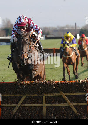 Labelthou und Jockey Barry Fenton springen den letzten Flug auf ihrem Weg zum Sieg im Casino 36 Stockport Rendlesham Hurdle Race im Haydock Park, Haydock. Stockfoto