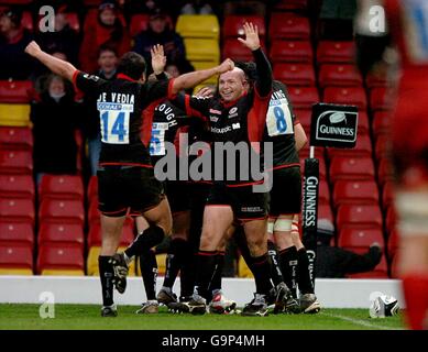 Saracens Spieler feiern eine Last-Minute-Umkehr in Fortune-Folge Ein Versuch von Kris Chesney und Umwandlung von Glen Jackson Um das Spiel um 2 Punkte zu gewinnen (24-22) Stockfoto