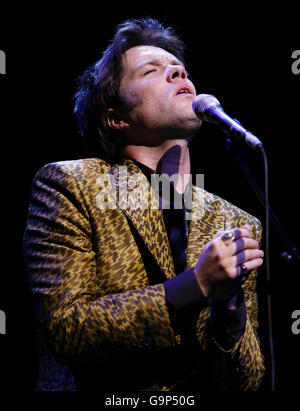 Rufus Wainwright spielt eine Wiederbelebung von Judy Garlands legendärem Konzert in der Carnegie Hall im Londoner Palladium im Zentrum Londons. Stockfoto