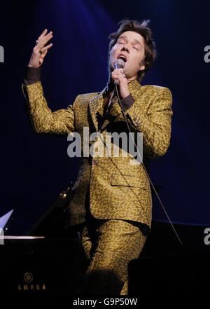 Rufus Wainwright spielt eine Wiederbelebung von Judy Garlands legendärem Konzert in der Carnegie Hall im Londoner Palladium im Zentrum Londons. Stockfoto