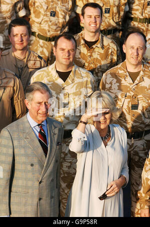 Der Prinz von Wales und die Herzogin von Cornwall posieren für ein Gruppenfoto mit einer Abteilung der RAF Tornado-Luftmannschaft, während eines Besuchs auf der US-Luftbasis Al Udeid vor Doha in Katar, heute Nachmittag. Stockfoto