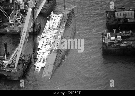 Die Bergung der betroffenen Autofähre Herald of Free Enterprise vor dem belgischen Hafen Zeebrugge. Stockfoto