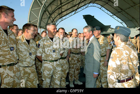 Der Prinz von Wales spricht heute Nachmittag mit einer Abteilung der RAF Tornado Aircrew bei einem Besuch der US Airbase Al Udeid außerhalb von Doha in Katar. Stockfoto