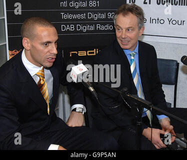 Premierminister Tony Blair (rechts) trifft sich heute bei einem Besuch in der Stadt mit Manchester United und dem englischen Fußballspieler Rio Ferdinand im Zion Arts Centre im Stadtteil Hulme von Manchester. Stockfoto