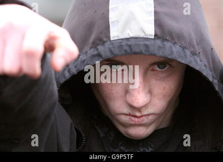 Ryan Florence, 17, Kapuzenpullover, der am Donnerstag in Manchester hinter Tory-Führer David Cameron auflief und vorgab, ihn zu erschießen - als Cameron die Regierung wegen ihrer Handhabung von Waffenverbrechen attackierte. Stockfoto