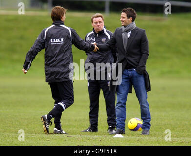 Portsmouth-Manager Harry Redknapp (Mitte) sieht als Assistant Manager Tony Adams (links) grüßt Jamie Redknapp während einer Trainingseinheit auf ihrem Trainingsgelände in der Nähe von Southampton. Stockfoto