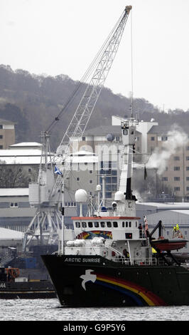 Das Greenpeace-Schiff Arctic Sunrise liegt neben dem Atom-U-Boot HMS Vigilant, das an der Faslane Naval Base in Schottland angedockt ist. Stockfoto