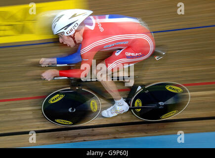 Bradley Wiggins aus Großbritannien ist Olympiasieger im Rahmen des Individual Pursuit Qualifying beim UCI Track Cycling World Cup auf dem Velodrome in Manchester. Stockfoto