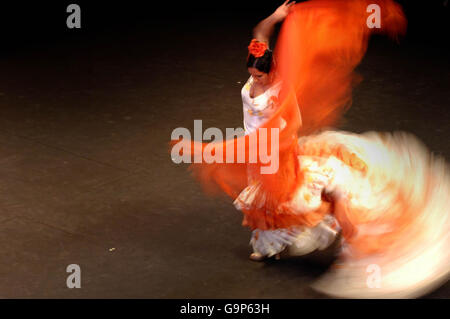 Eva Yerbabuena spielt El Huso de la Memoria während einer Fotowand, um das Flamenco-Festival 2007 im Sadlers Wells Theater im Norden Londons zu starten. Stockfoto