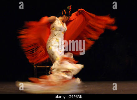 Eva Yerbabuena spielt El Huso de la Memoria während einer Fotowand, um das Flamenco-Festival 2007 im Sadlers Wells Theater im Norden Londons zu starten. Stockfoto