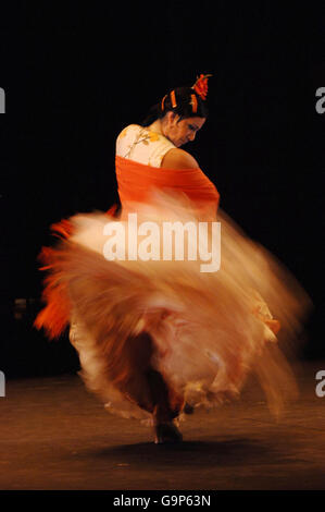 Eva Yerbabuena spielt El Huso de la Memoria während einer Fotowand, um das Flamenco-Festival 2007 im Sadlers Wells Theater im Norden Londons zu starten. Stockfoto