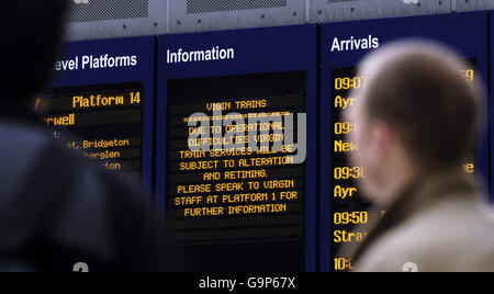 Ein Schild am Hauptbahnhof von Glasgow nach der Entgleisung eines Virgin Pendolino-Zuges in der Nähe von Little Docker Cottage, in der Gegend von Greyrigg, in der Nähe von Kendal, Cumbria, gestern gegen 20.10 Uhr. Stockfoto