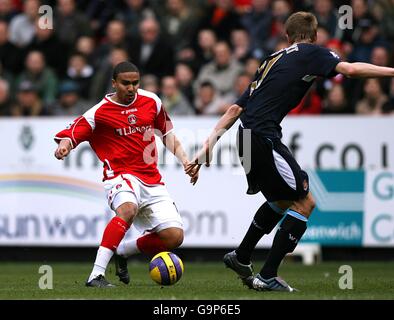 Fußball - FA Barclays Premiership - Charlton Athletic gegen West Ham United - The Valley. Jerome Thomas von Charlton Athletic (l.) tritt gegen Calum Davenport von West Ham United vor dem zweiten Tor an Stockfoto