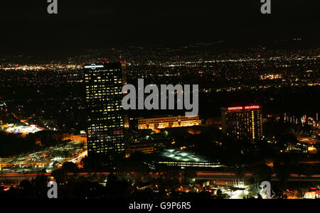 Der Blick auf den Universal Studios Lot bei Nacht vom Mulholland Drive in Hollywood, Los Angeles, USA. Stockfoto