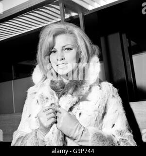 Raquel Welch verlässt den London Airport für ihr Hollywood-Zuhause, nachdem sie die letzten Monate in England verbracht und eine Million Jahre vor Christus gedreht hat. Stockfoto