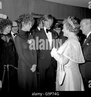 Die Queen Mother im Gespräch mit Raquel Welch, einem der Stars der drei Musketiere, bevor der Film bei der Royal Film Performance im Odeon Theatre, Leicester Square, gezeigt wurde Stockfoto