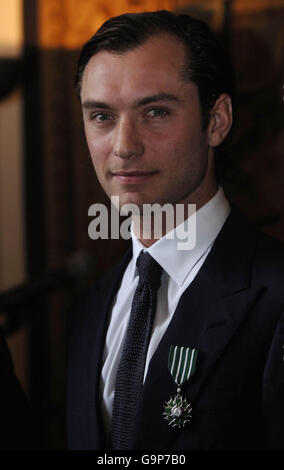 Jude Law wird von Gerard Errera, dem französischen Botschafter in Großbritannien, mit dem Chevalier des Arts et des Lettres in Anerkennung seines Beitrags zum Kino in der Residence de France im Zentrum von London geehrt. Stockfoto