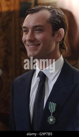 Jude Law wird von Gerard Errera, dem französischen Botschafter in Großbritannien, mit dem Chevalier des Arts et des Lettres in Anerkennung seines Beitrags zum Kino in der Residence de France im Zentrum von London geehrt. Stockfoto