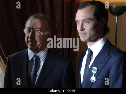 Jude Law wird von Gerard Errera, dem französischen Botschafter in Großbritannien (links), mit dem Chevalier des Arts et des Lettres in Anerkennung seines Beitrags zum Kino in der Residence de France im Zentrum von London geehrt. Stockfoto