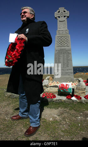 Der ehemalige Sergeant der Welsh Guards, John Eirwen Jones, 50, legt in Fitzroy auf den Falkland-Inseln einen Kranz für Mitglieder seines Zuges ab, die auf dem Sir Galahad in der Bucht gesprengt und getötet wurden. Er selbst wurde zwei Wochen nach Kriegsende verletzt, als ein Harrier auf der Start- und Landebahn von Stanley fuhr und alle seine Waffenlast ablegte, was zum Verlust seiner beiden Beine führte. Stockfoto