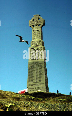 Ein Denkmal überblickt die Bucht von Fitzroy auf den Falklandinseln, um all jene zu komemorieren, die auf dem RFA Sir Galahad in der Bucht gesprengt und getötet wurden. Stockfoto